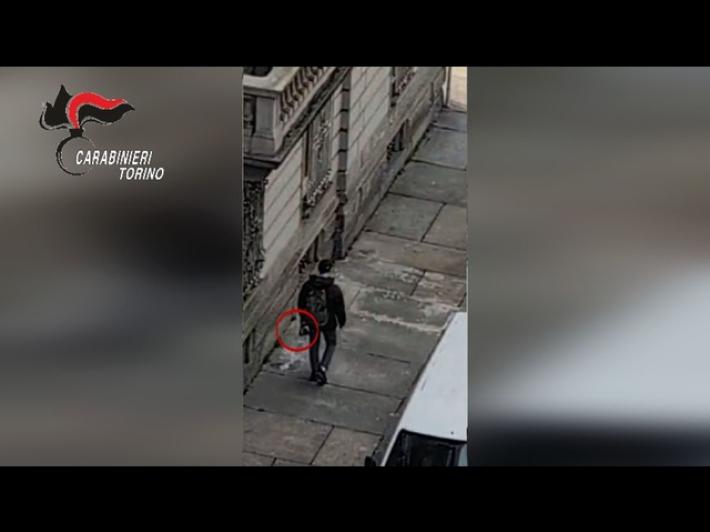Filma un ladro dal terrazzo di casa e lo fa arrestare dai carabinieri