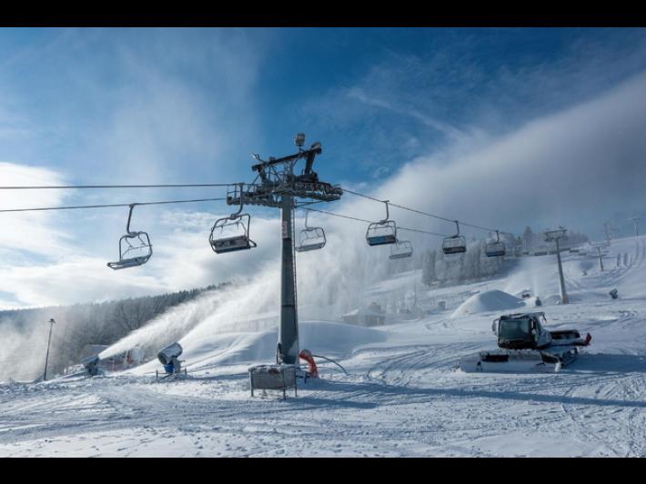 Bambina di 7 anni cade da seggiovia, salvata da neve fresca