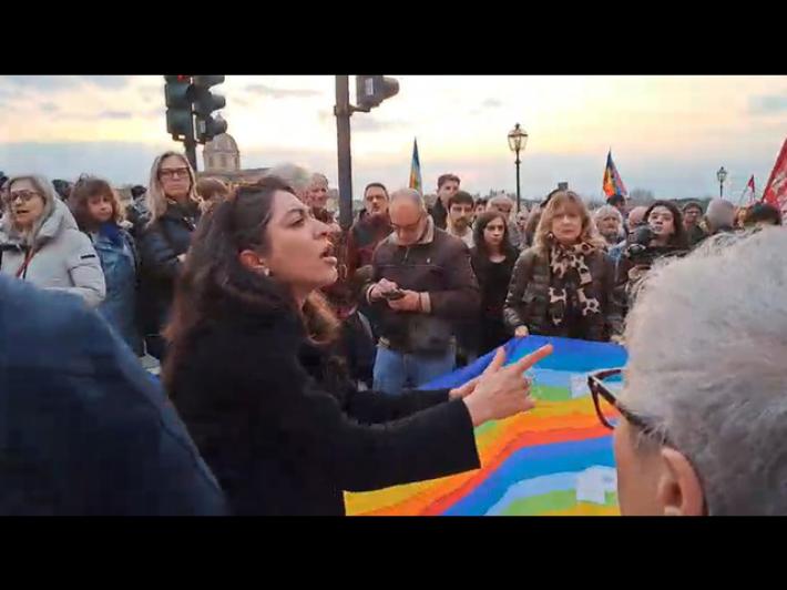 Donna iraniana a pacifisti 'Perch&eacute; siete stati in silenzio con 40.000 morti?'