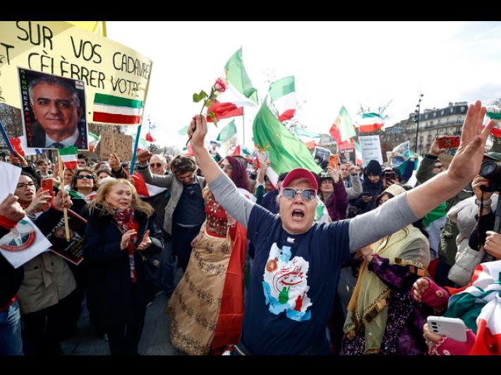 Migliaia in corteo a Parigi contro il regime di Teheran