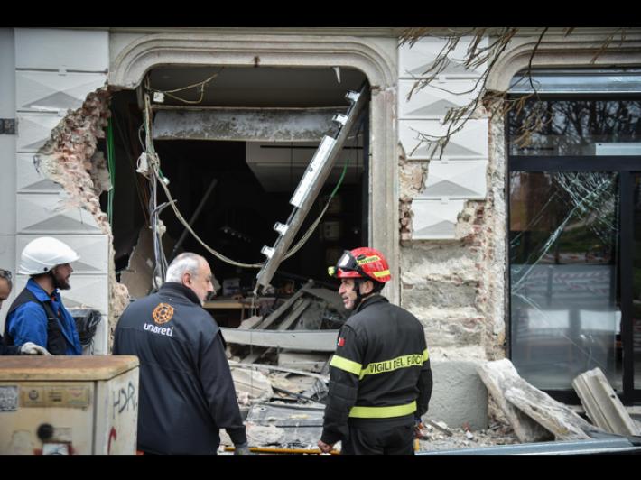 Il ristorante colpito dal tram, 'sembrava una scena post guerra'