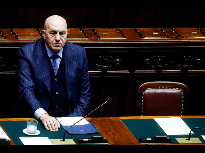 Crosetto si sposta da Dubai a Mascate, voler&agrave; in Italia dall'Oman