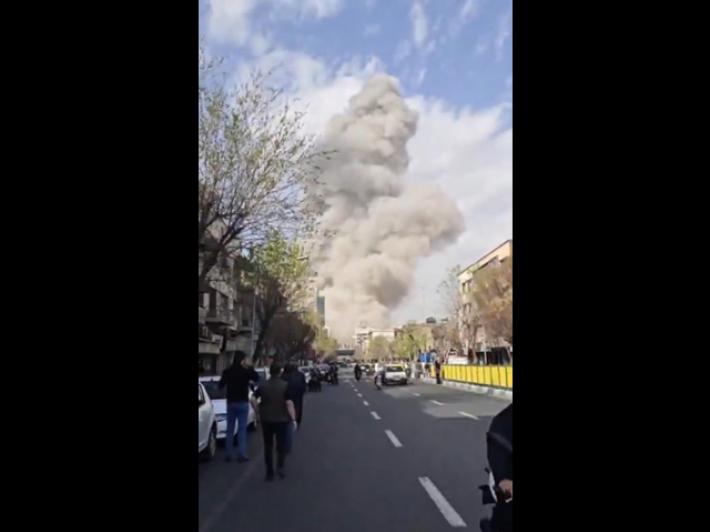 Forti esplosioni a Teheran, si levano colonne di fumo