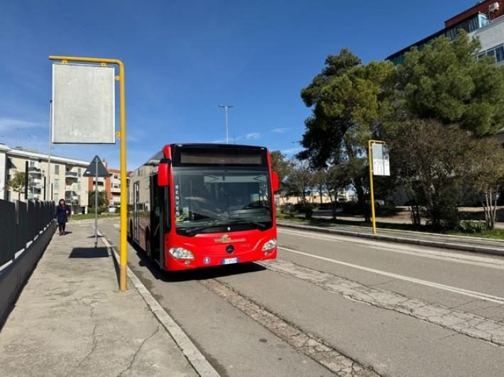 16enne accoltella 19enne sul bus, finisce in comunit&agrave;, arrestati i genitori