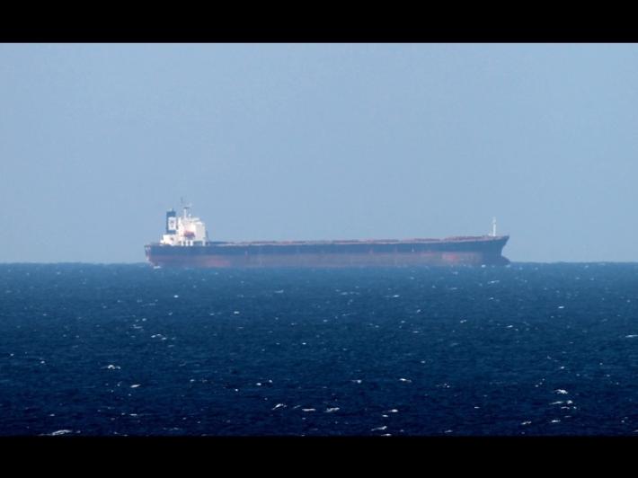 Oman, petroliera colpita da nave carica di esplosivo, un morto