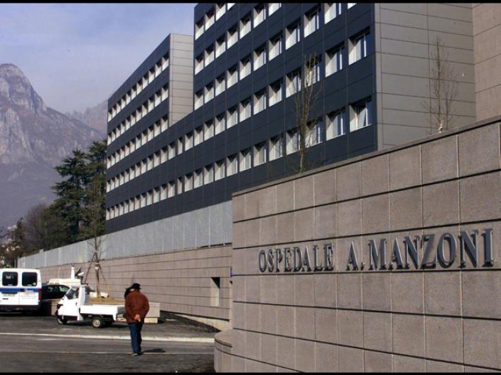 Accoltellato sabato notte in centro a Lecco, morto ventenne