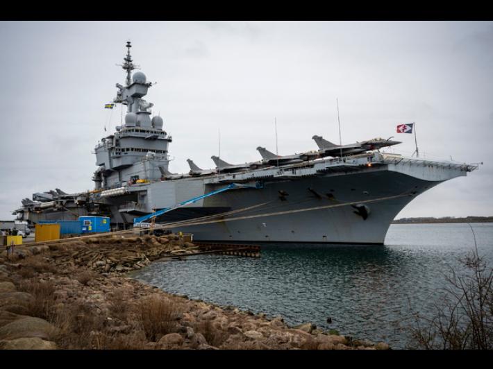 Parigi smentisce il dispiegamento portaerei Charles de Gaulle in Mediterraneo