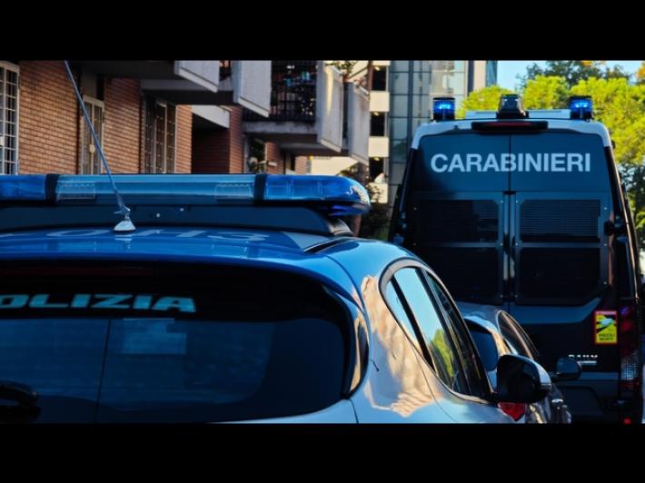 Auto in fuga dal posto di blocco provoca un incidente a Roma: morti una coppia e il figlio 