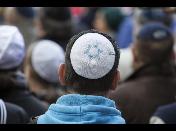 Insulti antisemiti e pugni, due turisti con la kippah aggrediti a Milano
