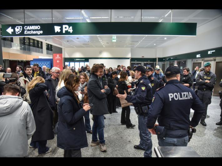 Studenti rientrati dagli Emirati fra abbracci e baci, 'siamo a casa'