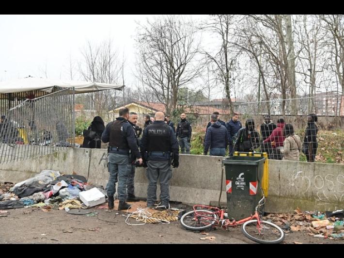 Blitz interforze al parco Sempione di Torino, decine di identificati