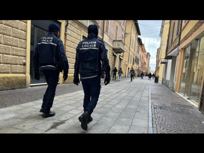 Bambino di due anni vaga in strada a Sassuolo, trovato dai vigili