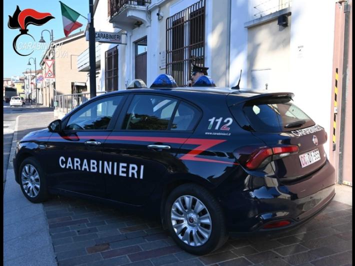 Il compagno la picchia, scappa dal vicino con le figlie