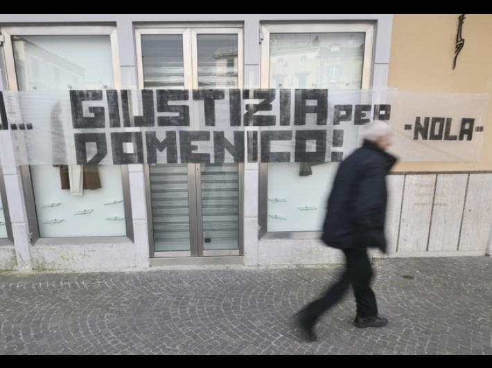 Striscione in piazza a Nola, 'giustizia per Domenico'
