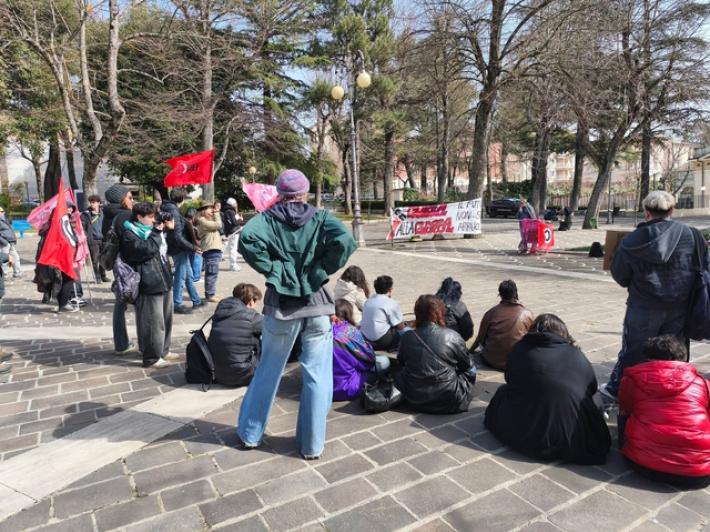 Studenti in corteo all'Aquila, 'la guerra &egrave; solo a uno sparo'