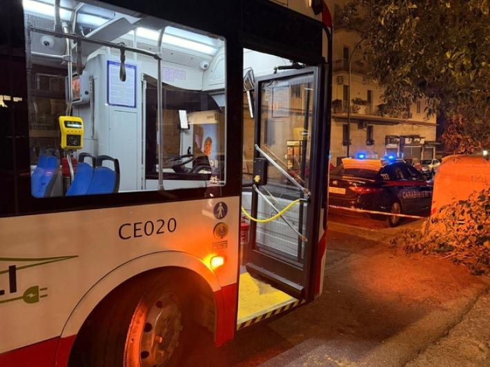 Sequestra e ferisce donna, sottratto a tentativo di linciaggio