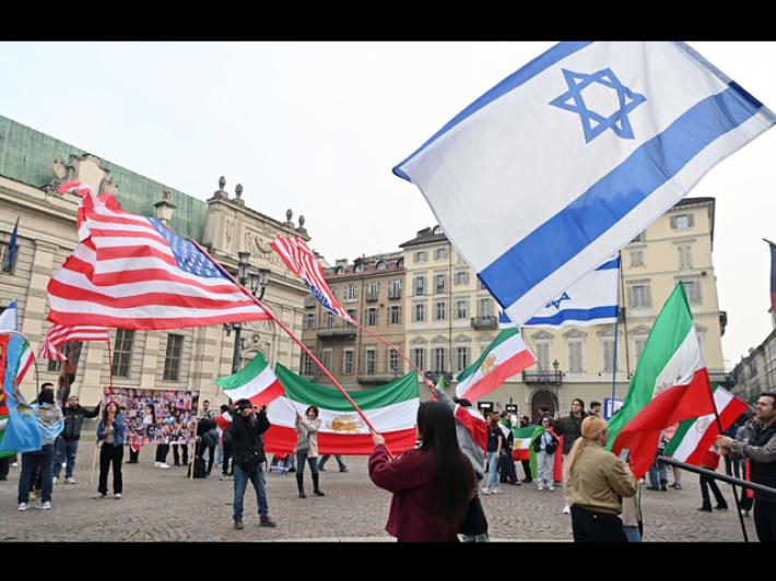 Iran, a Torino in piazza manifestanti con bandiere Usa e Israele