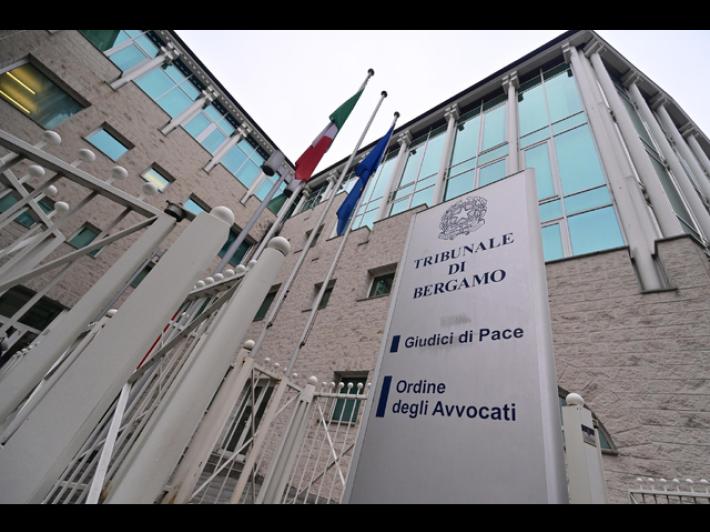 Cosparso di benzina minaccia di darsi fuoco davanti al Tribunale a Bergamo