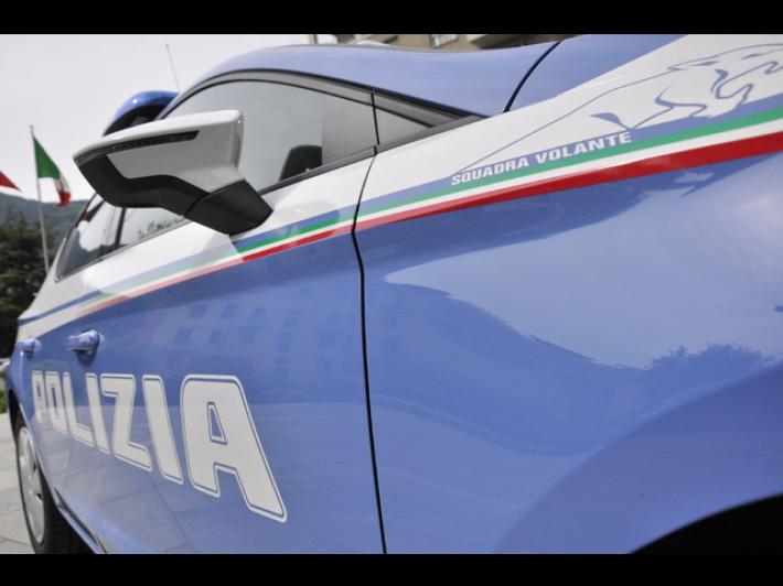 Fermano un presunto scippatore, poliziotti circondati a Torino