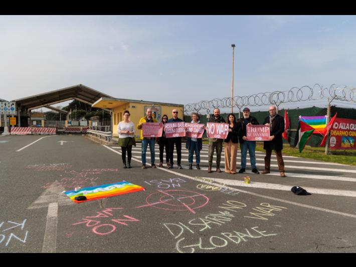 Iran, protesta davanti alla base Usa di Camp Darby in Toscana