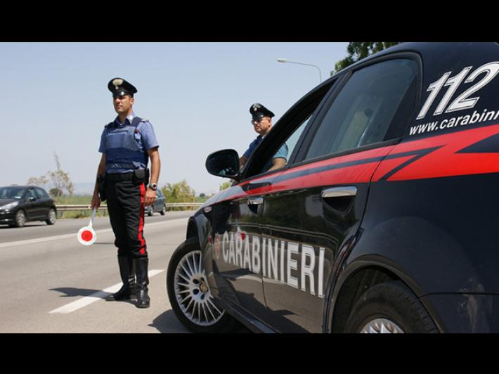 Auto fuori controllo investe 5 giovani, lievi contusioni