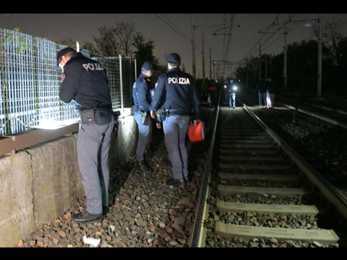 Attraversa i binari e viene travolto, muore 29enne in Brianza