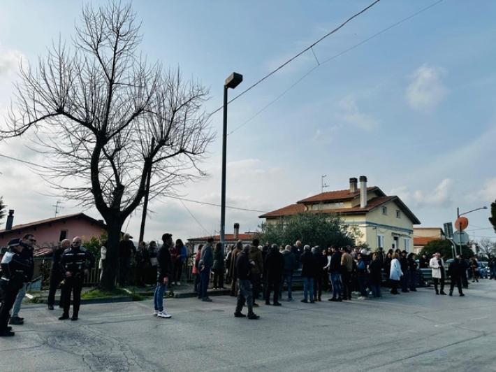 Famiglia del bosco: sit-in davanti alla casa famiglia, 'siamo i vostri amici'