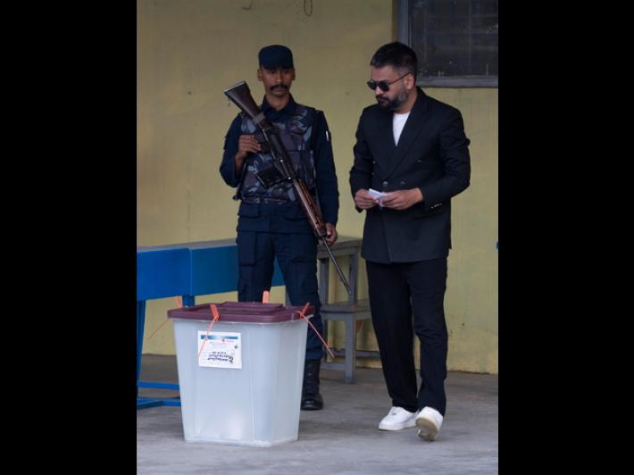 L'ex rapper Balen supera l'ex premier nepalese nello stesso seggio elettorale