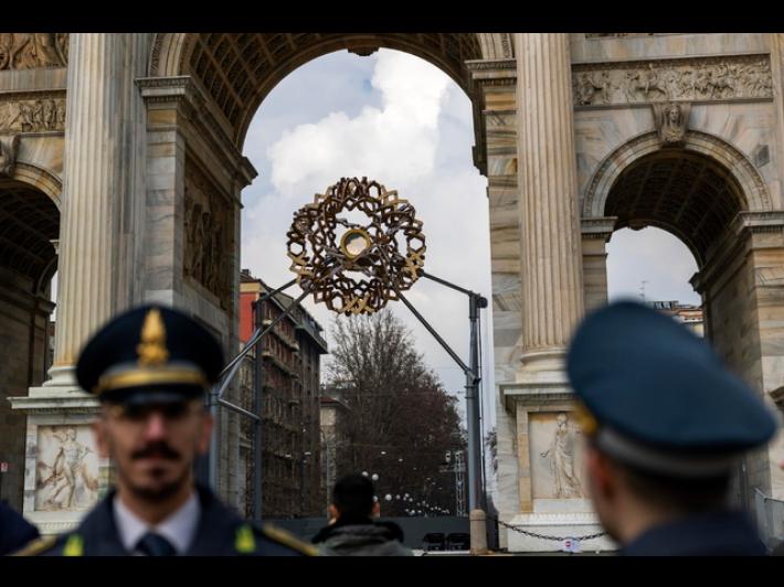 Si spegne a Milano la fiamma delle Paralimpiadi, i tecnici la riaccendono