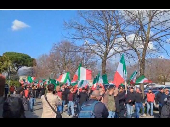 Corteo per la remigrazione a Prato, in centinaia sfilano con il Tricolore