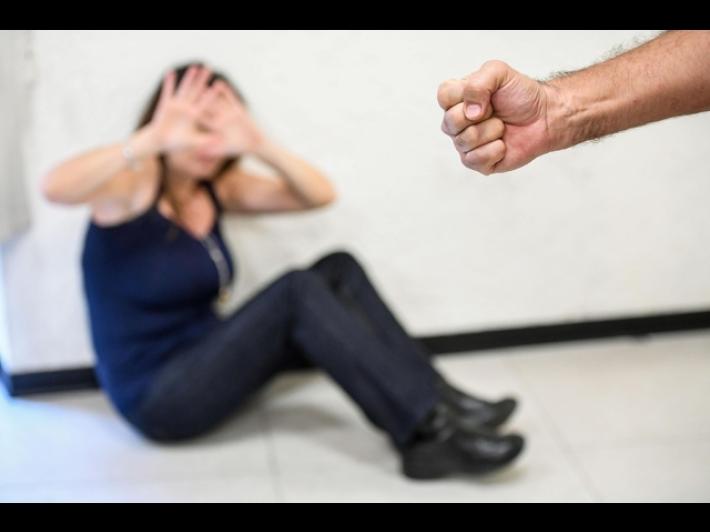 Picchia una ragazza con una spranga e poi la violenta, arrestato