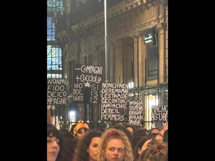 Mille ragazze in corteo a Palermo per i diritti delle donne e contro la guerra