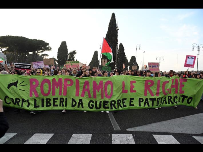 Corteo a Roma per l'8 marzo, 'Disarmiamo il patriarcato'