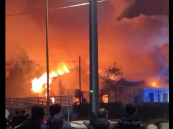 Incendio alla Tonnara di Palmi, in fiamme un ristorante durante LA festa dell'8 marzo