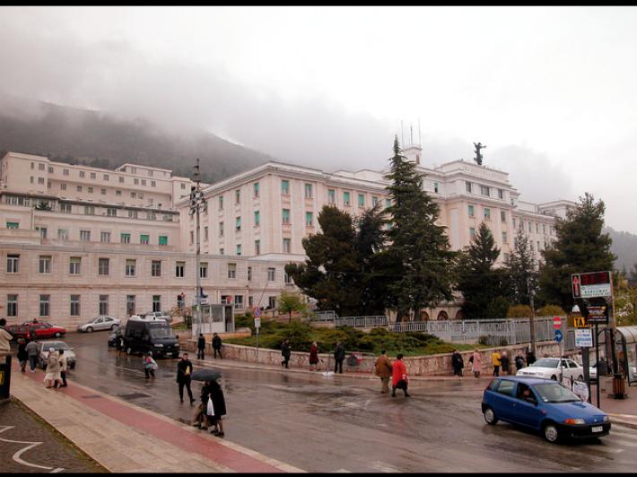 Mor&igrave; durante trasporto in ospedale, salma donna sar&agrave; riesumata