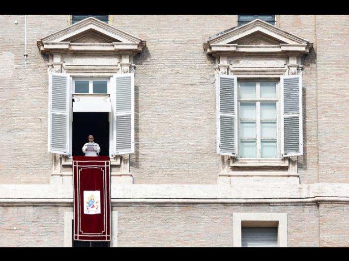 Il Papa, 'la mia solidariet&agrave; alle donne vittime di violenza'