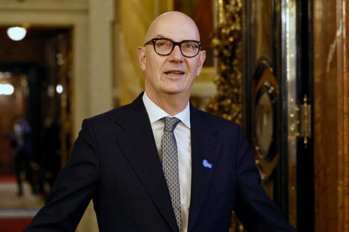 Parigi, pronti ad aprire le nostre riserve strategiche di petrolio