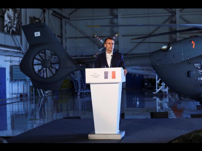 Macron, sto preparando futura missione difensiva per riaprire Hormuz