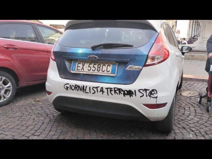 Vandali contro una tv locale a Padova, 'giornalista terrorista' sul paraurti