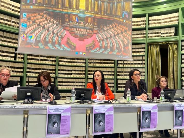 Con i bambini, in 5 anni 'presi in carico' 253 orfani di femminicidio