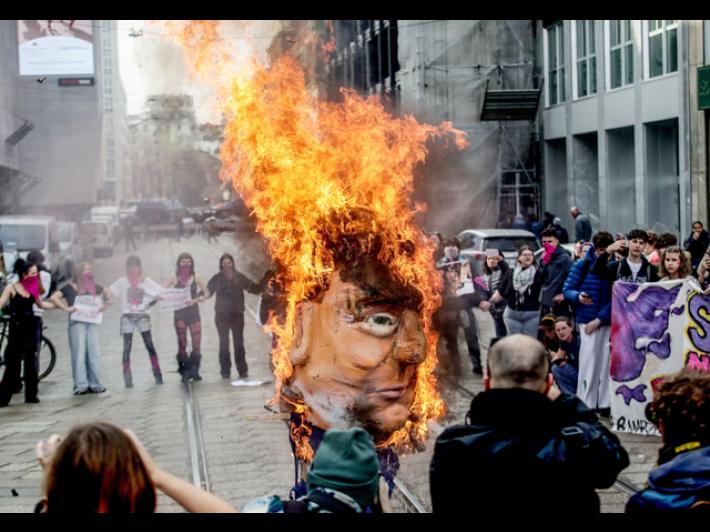 Bruciato un fantoccio di Trump al corteo per lo sciopero a Milano