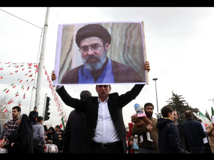 Nella notte slogan anti-Khamenei a Teheran dopo l'elezione a Guida suprema