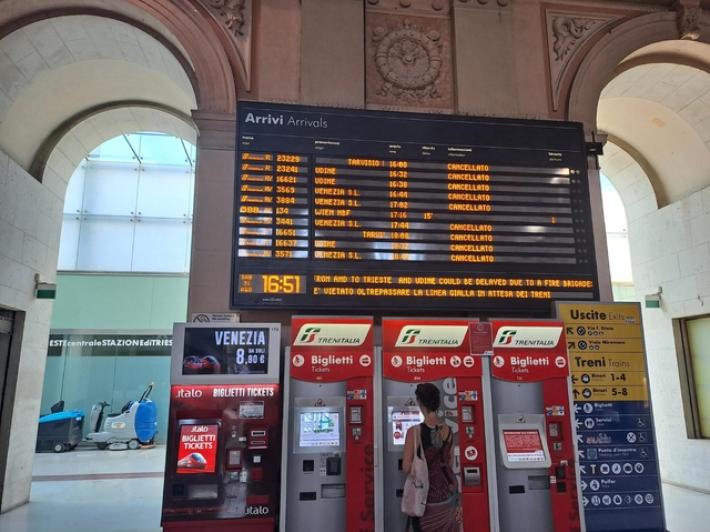 Treno investe uomo a Monfalcone, ritardi fino a due ore tra Trieste e Venezia