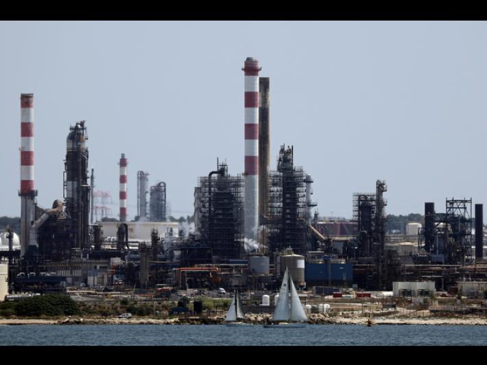 Tonfo del greggio dopo l'annuncio Usa sulla petroliera scortata