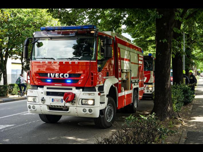 Fiamme in un appartamento a Civitavecchia, morta una donna