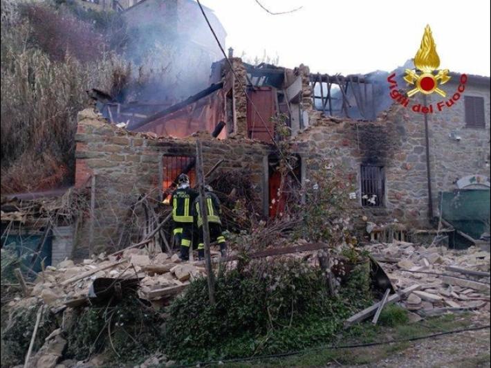 Esplosione in casa nel Pistoiese, si cerca un uomo disperso