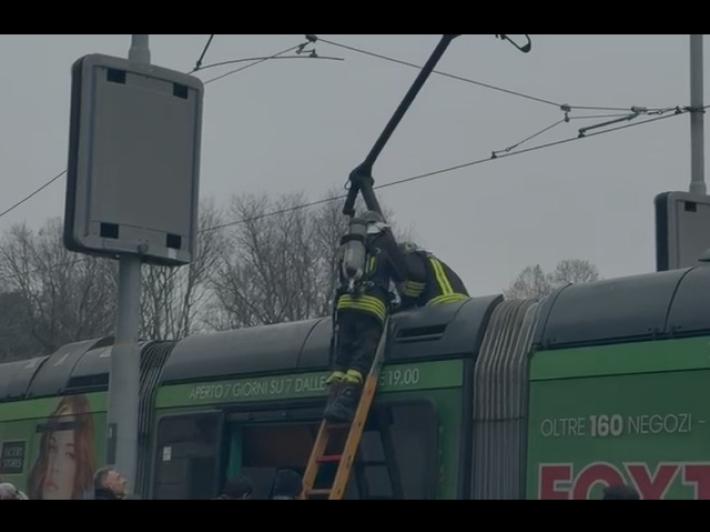 Principio d'incendio sul tram 27 a Milano