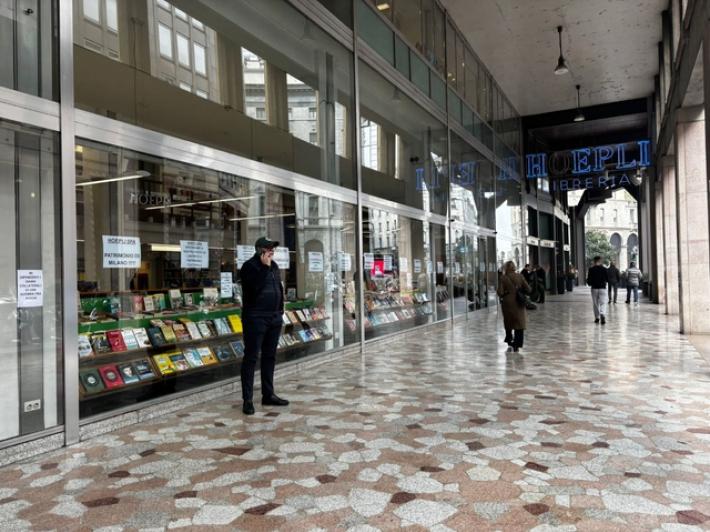 'Non si liquidano i lavoratori', la protesta va in vetrina alla Hoepli