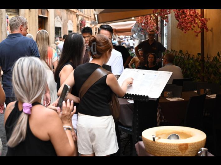 Salsiccia di Bra falsa nei menu, inchiesta con 14 indagati