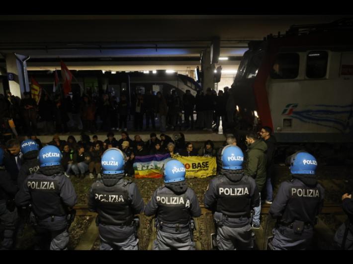 Manifestanti bloccano treno merci con mezzi militari alla stazione di Pisa